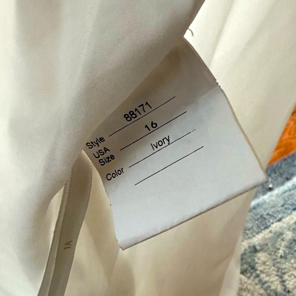 Justin Alexander mermaid style wedding gown. Worn once 2 years ago.